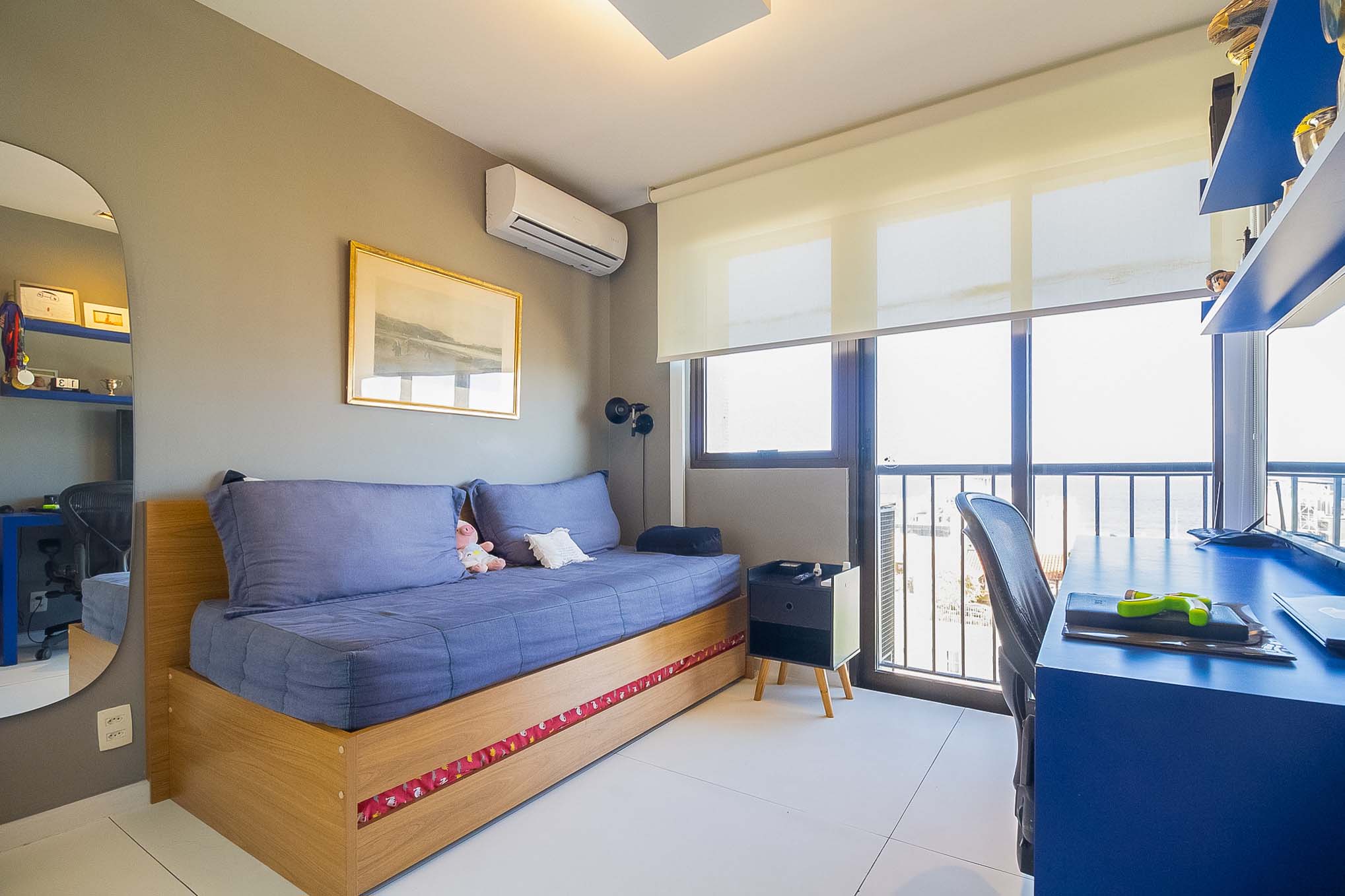 Quarto fotografado com composição que amplia o espaço